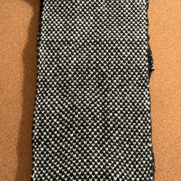 BLACK AND WHITE SCARF - Picture 3 of 3